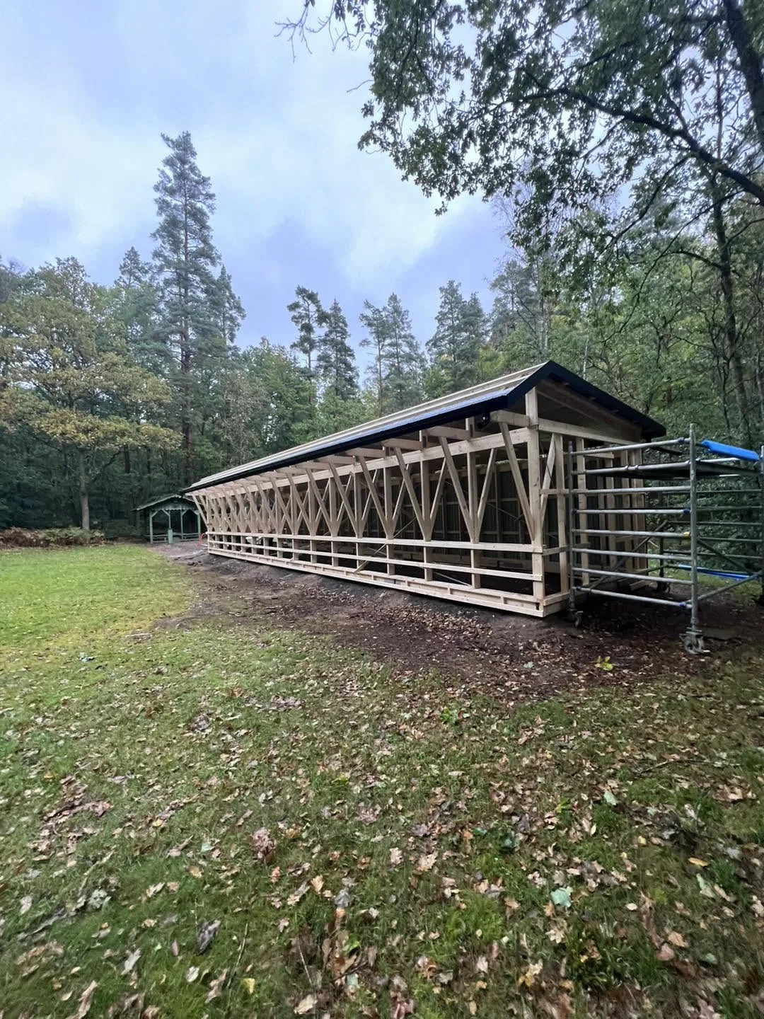 Byggnaden med rest stomme och takkonstruktion.