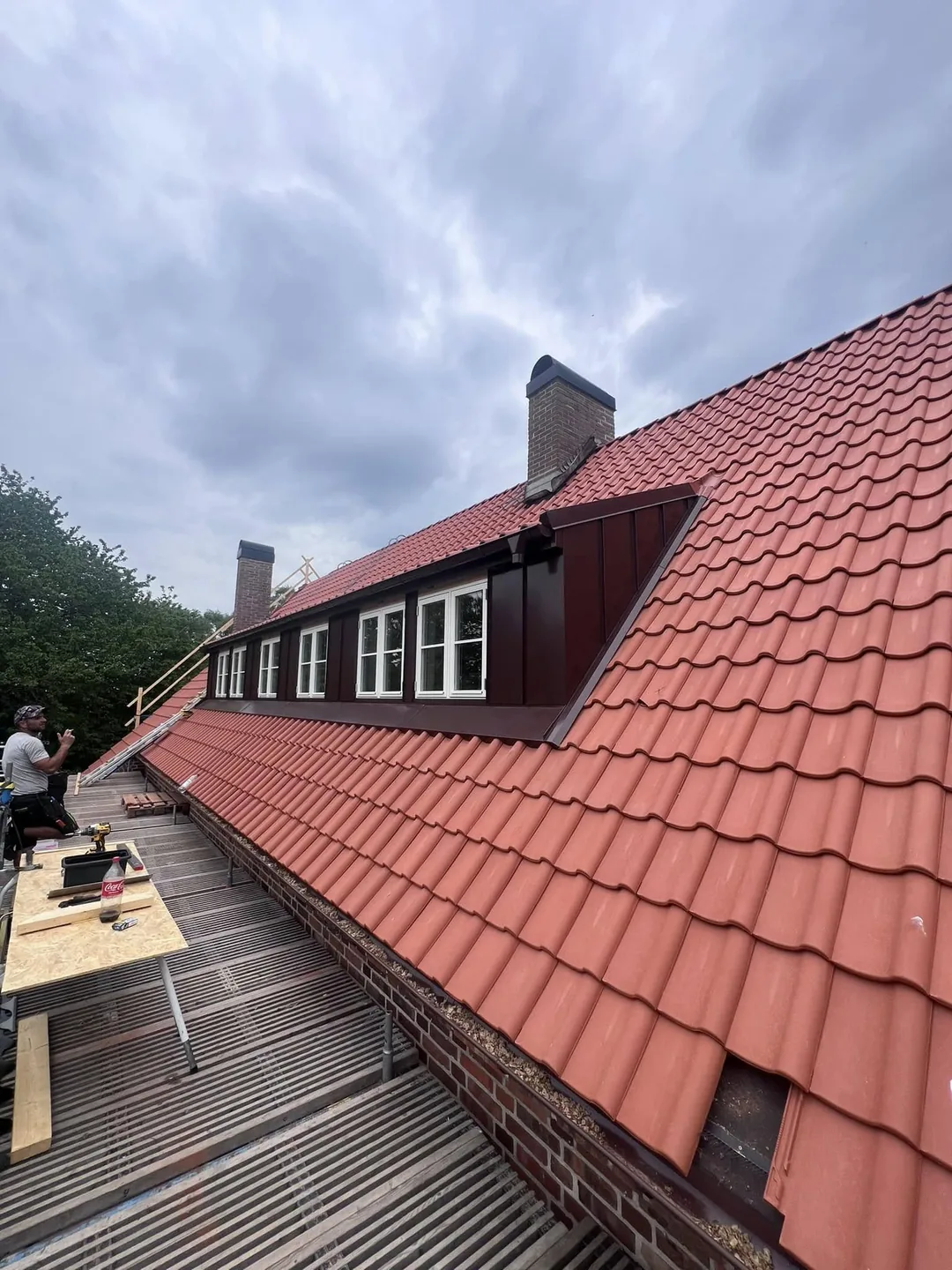 Färdigt tak med ny röd taktäckning.